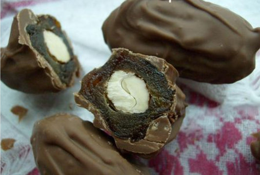 Dattes chocolatées fourées aux amandes douces d’abricots